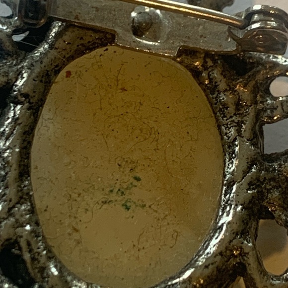 Vintage cameo pin - Picture 4 of 7